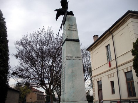 Monumento dedicato ai caduti di Torremenapace, simbolo di memoria e riconoscenza per coloro che hanno combattuto.