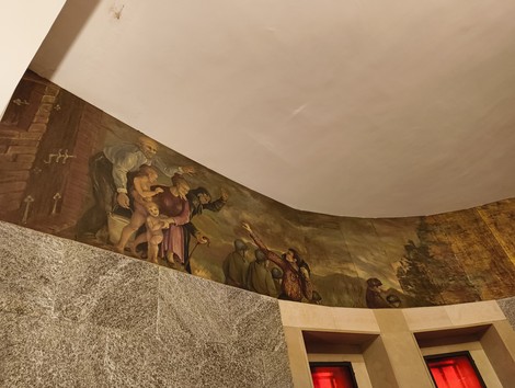 Interno del Sacrario dei Martiri di Marzabotto, con affreschi che commemorano le vittime della strage.