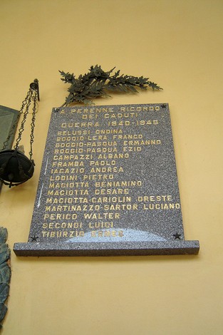 Lapide commemorativa in onore dei caduti della guerra 1940-1945, con nomi incisi su marmo.