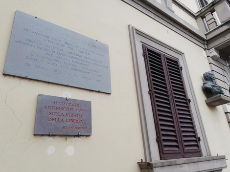 Lapide commemorativa per il quarantesimo anniversario della liberazione, su una parete esterna.