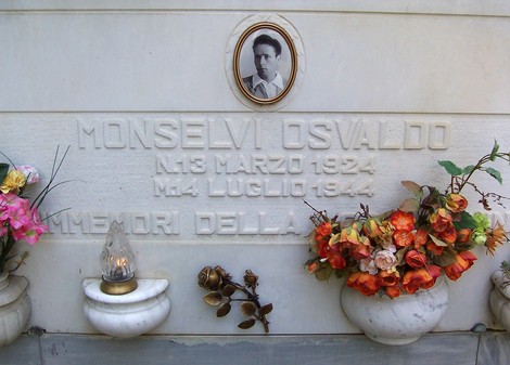 Sacrario di Quinteri, Monselvi e Sarti: monumento commemorativo con foto e fiori in ricordo dei defunti.