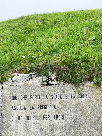 Monumento al Partigiano, in omaggio ai valori della Resistenza e alla lotta per la libertà.