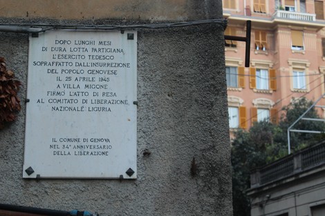 Lapide commemorativa che ricorda la resa dell'esercito tedesco a Genova il 25 aprile 1945.