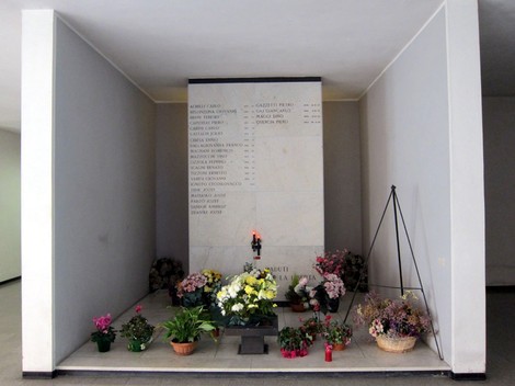 Sacrario dei caduti partigiani di Stradella, con fiori e una targa commemorativa in memoria dei combattenti.