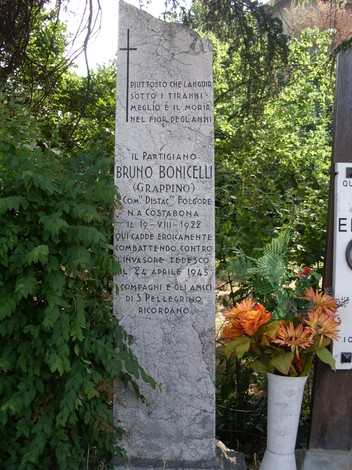Monumento a Bruno Bonicelli, partigiano, commemorato per il suo coraggio nella Resistenza.