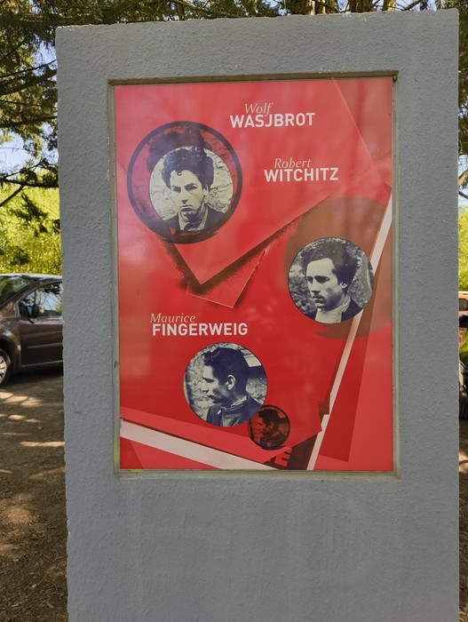 Il Memoriale del Gruppo Manouchian, dedicato ai partigiani della Resistenza, con foto e nomi di alcuni di loro.
