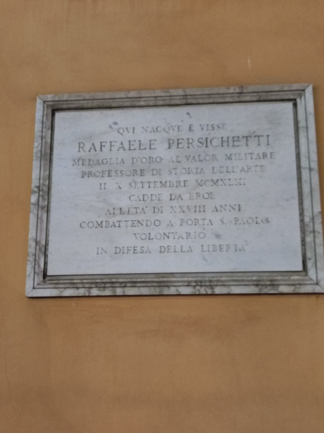 Lapide commemorativa dedicata a Raffaele Persichetti, medaglia d'oro al valor militare e professore d'arte.