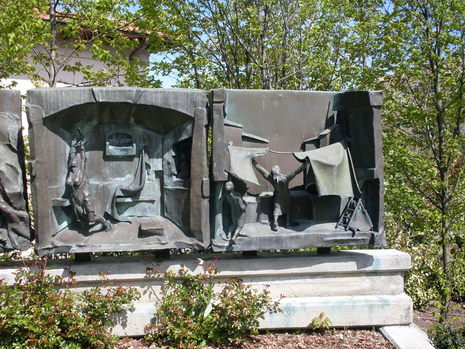 Monumento alle Donne della Resistenza, commemorazione della loro forza e resilienza durante il periodo della guerra.