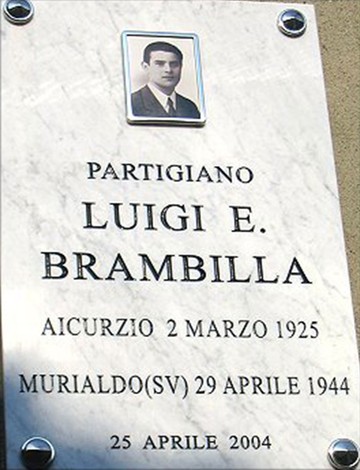 Lapide commemorativa di Luigi E. Brambilla, partigiano, con foto e date di nascita e morte.