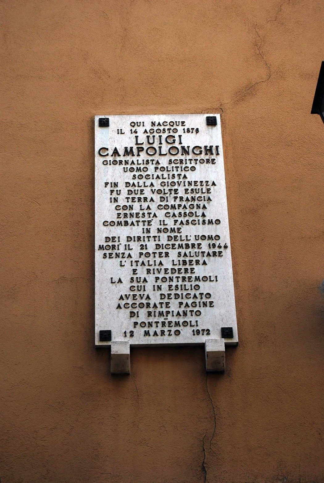 Lapide commemorativa di Luigi Campolonghi, giornalista e attivista politico, posta a Pontremoli.