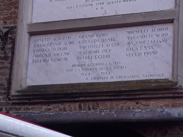Lapide commemorativa dedicata ai caduti della Resistenza, con nomi di soldati e date significative.