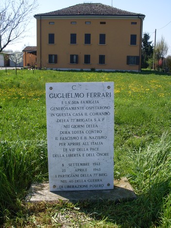 Cippo commemorativo dedicato alla famiglia Ferrari, che ospitò partigiani durante la Seconda Guerra Mondiale.