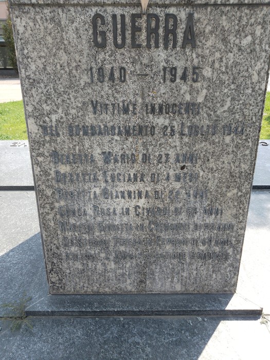 Monumento ai caduti con dettagli commemorativi in marmo, evocativo e solenne, dedicato alle vittime della guerra.