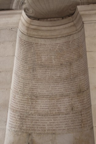 Dettagli del "Sacrario del Ponte Monumentale", evidenziando la maestosità architettonica e le iscrizioni commemorative.