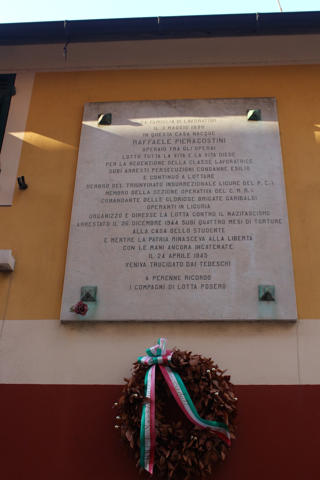 Lapide commemorativa a Pieragostini, in onore dei lavori e dei martiri della libertà. Decorata con una corona di alloro.