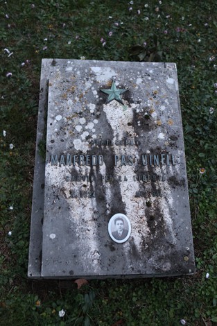 Sacrario dei partigiani pratesi, commemorazione dei caduti con targa e ritratto su una lapide.