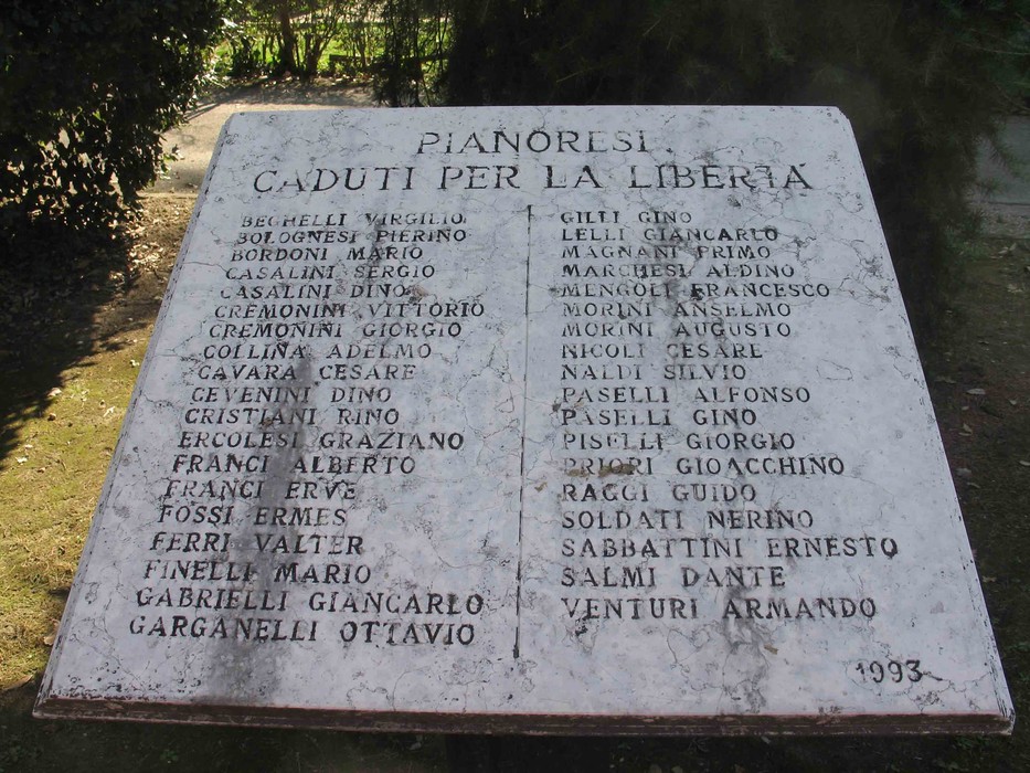 Monumento ai partigiani di Pian di Macina, dedicato ai caduti per la libertà, con nomi incisi su pietra.