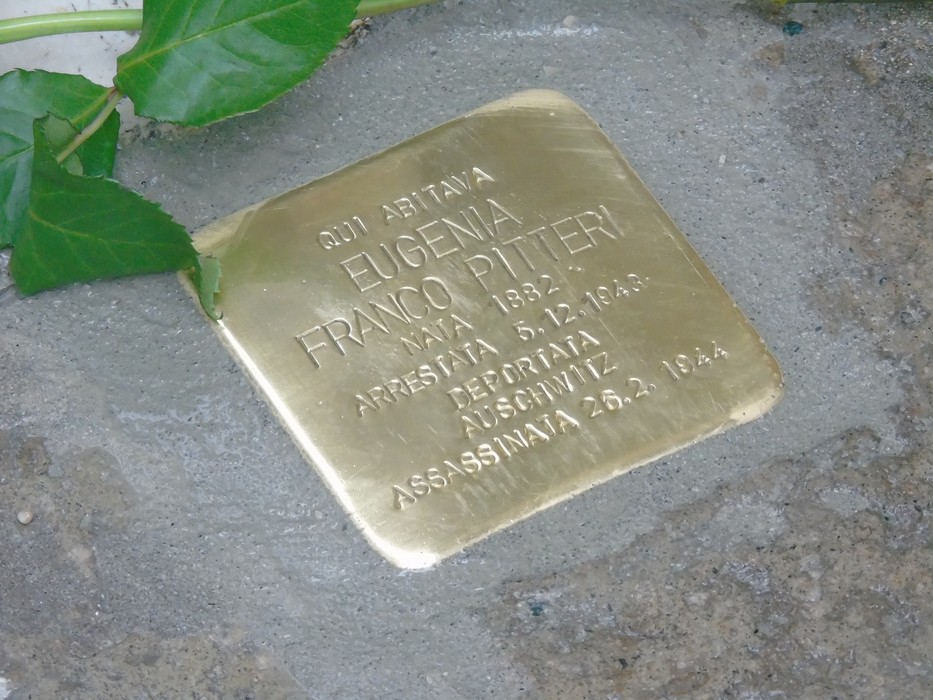 Pietre d'inciampo dedicate a Franco e Foà, in ricordo delle vittime della persecuzione.