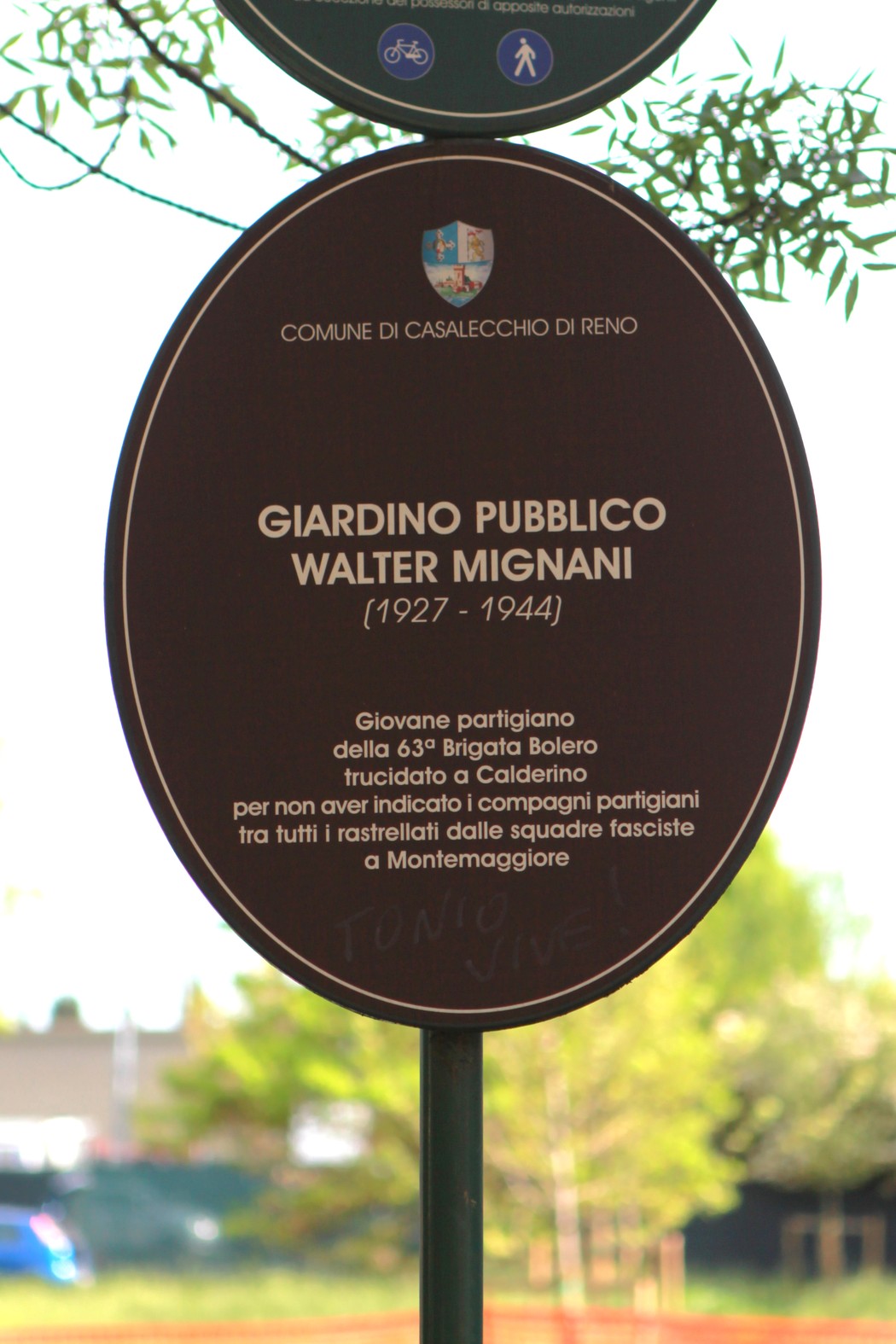 Targa commemorativa di Walter Mignani, partigiano, situata nel Giardino Pubblico di Casalecchio di Reno.