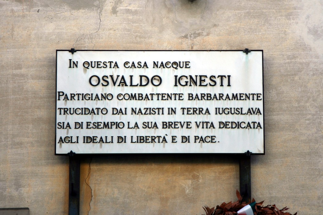 Lapide commemorativa di Osvaldo Ignesti, partigiano, dedicata agli ideali di libertà e pace.