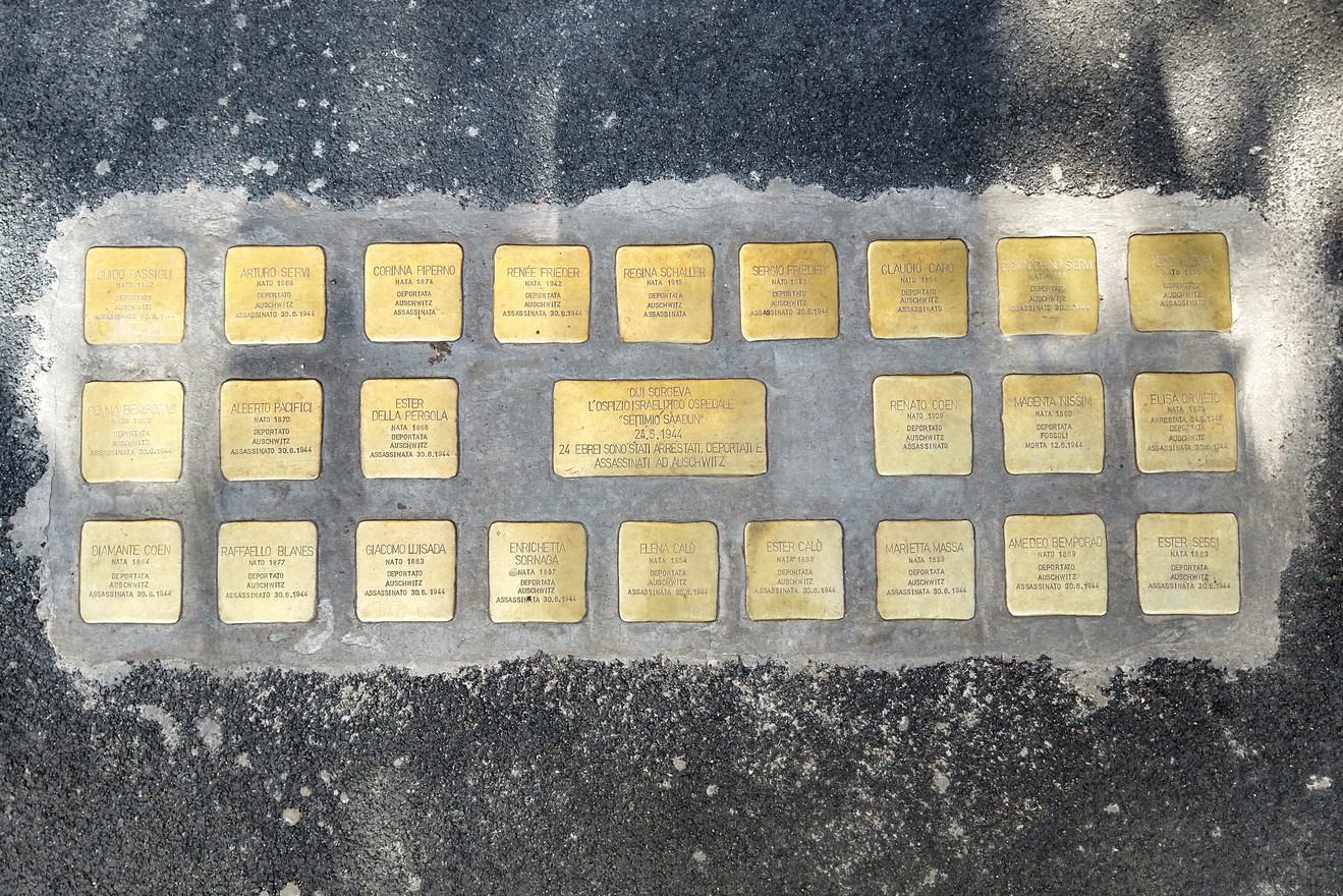 Pietre d'inciampo dedicate ai deportati dall'ospizio ebraico, simbolo di memoria e riconoscimento.