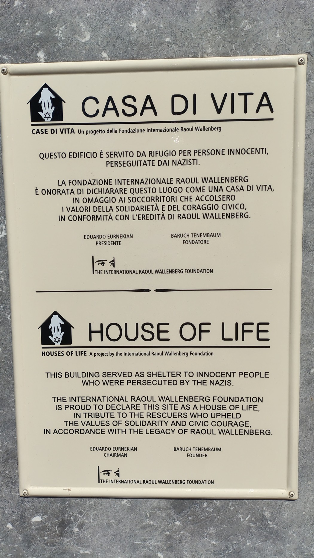 Lapide commemorativa presso la chiesa di San Gioacchino, dedicata ai rifugiati perseguitati dai nazisti.
