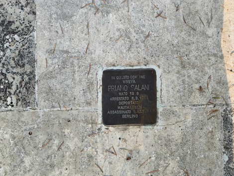 Pietre d'inciampo nel Giardino della memoria, commemorano le vittime dell'Olocausto.