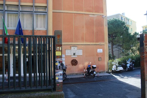 Lapide commemorativa dedicata ai caduti per la Libertà, situata su un muro di un edificio.