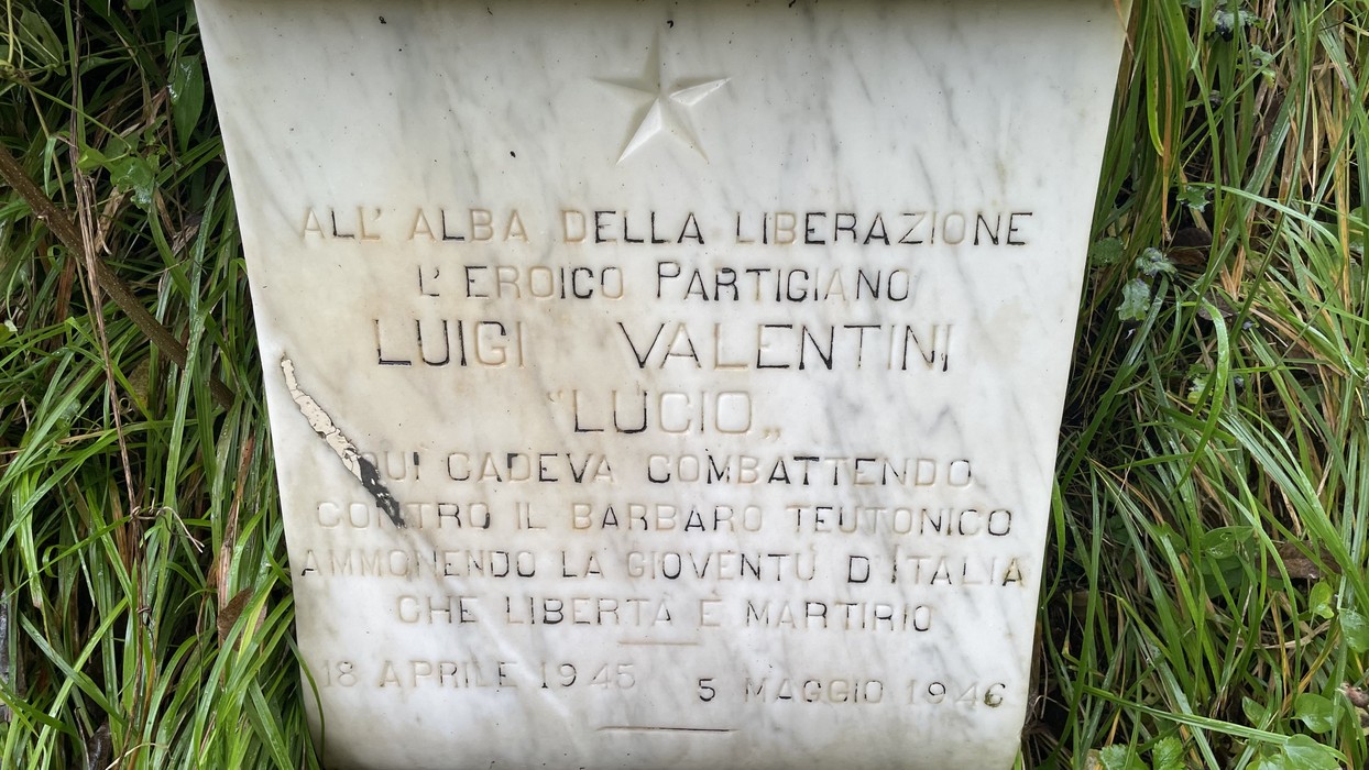Lapide commemorativa dedicata a Luigi Valentini, partigiano caduto durante la liberazione d'Italia.