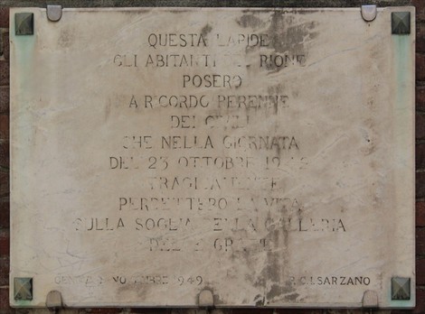 Lapidi commemorative in memoria della tragedia delle Grazie, onorando le vittime e la loro memoria.