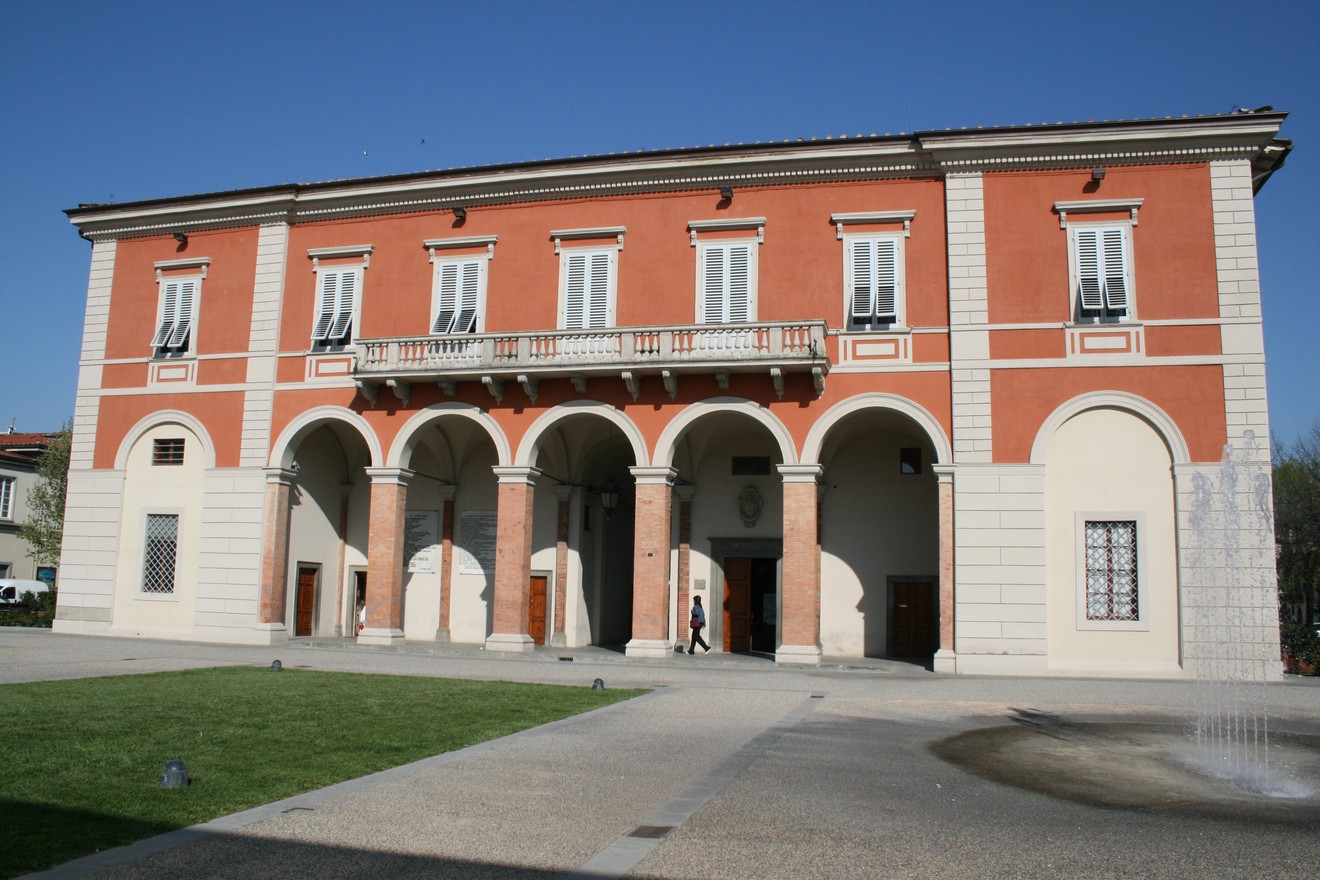 Lapide commemorativa dei moti antifascisti del 1921, situata su un edificio storico.