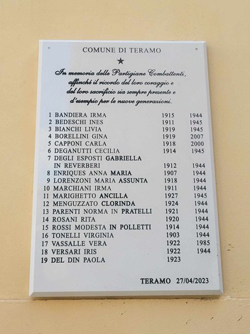 Lapide commemorativa alle Partigiane Combattenti nel comune di Teramo, dedicata alla memoria delle loro azioni.