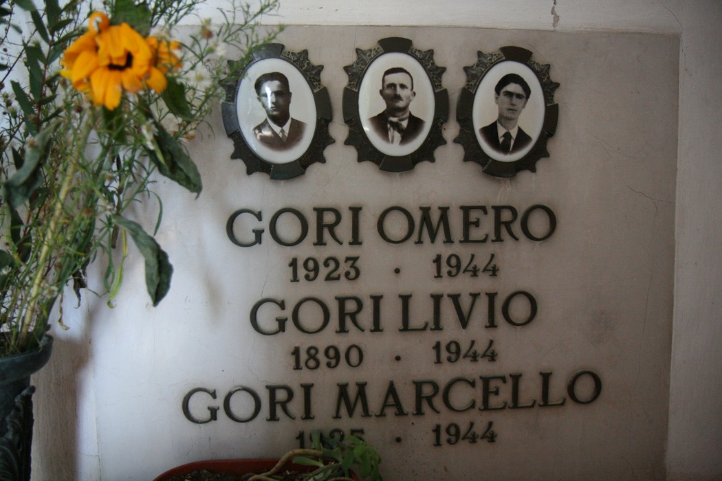 Sepolcro dedicato alle vittime dell'eccidio di Pratale, con fotografie e nomi dei commemorati.