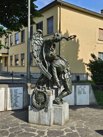 Monumento ai Caduti di Guardamiglio con un angelo che solleva un soldato in segno di onore e sacrificio.