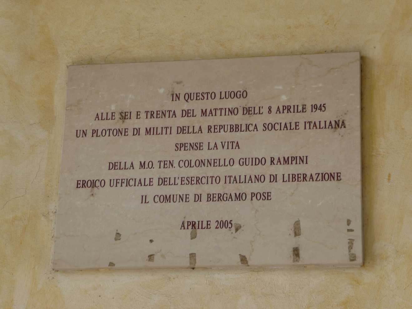 Lapide commemorativa che ricorda il sacrificio di un plotone di militari italiani il 8 aprile 1945.