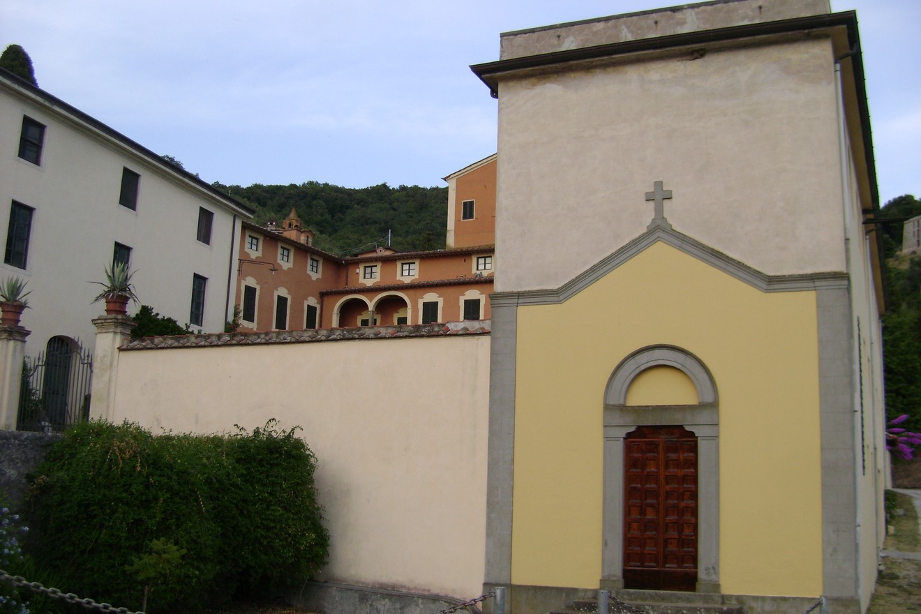 Cappella della Villa Minutoli, un edificio storico con dettagli architettonici distintivi nel suo contesto verde.