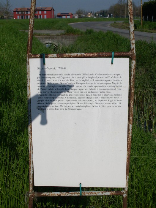 Cippo a Vecchi: memoria storica e monumento alla resistenza, immerso nella natura.