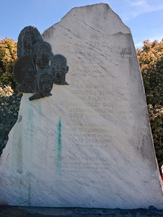 Monumento per la Liberazione, commemorazione con figure artistiche e incisioni su pietra.