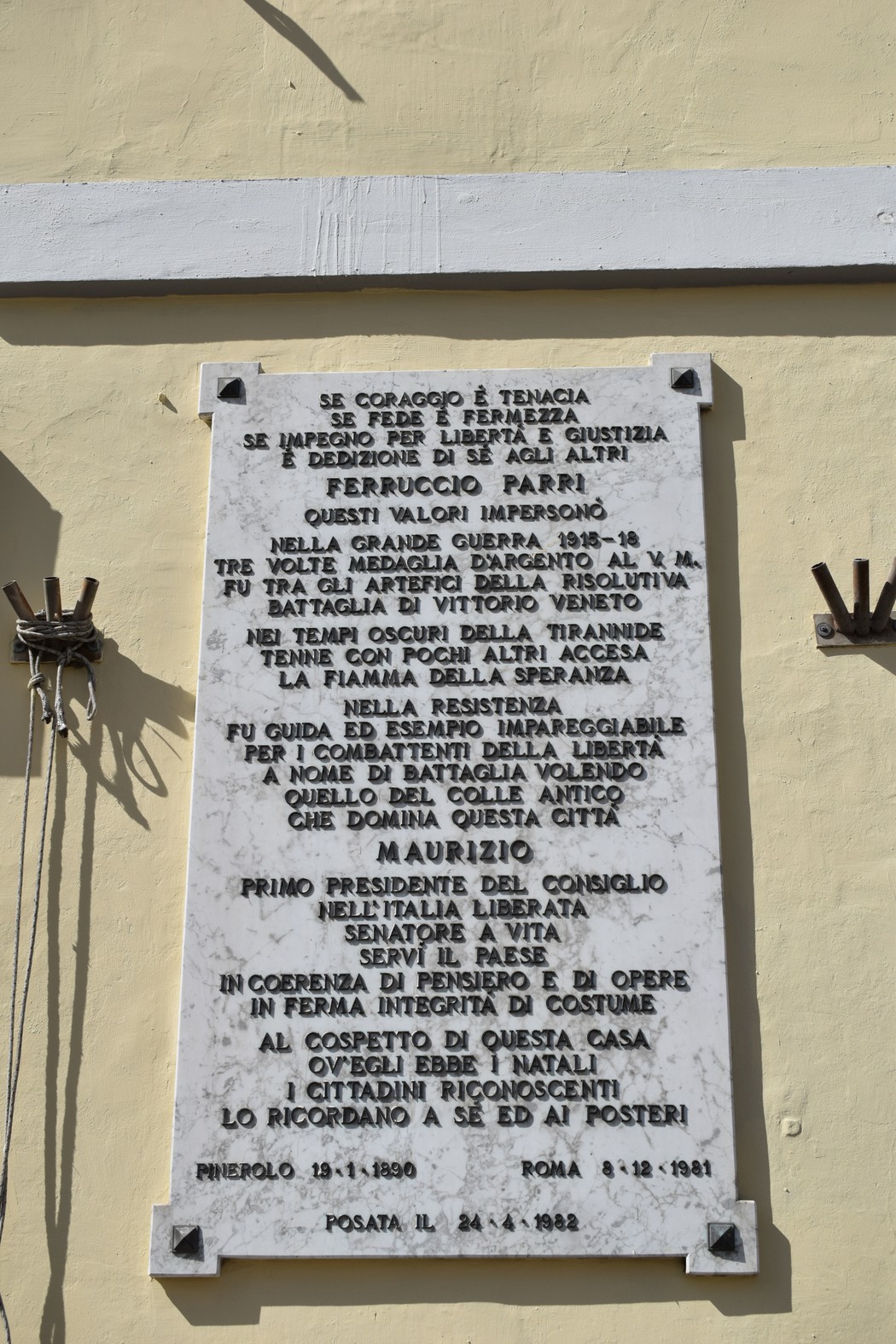 Lapide commemorativa dedicata a Ferruccio Parri, con riferimenti alla sua vita e opere durante la Resistenza.