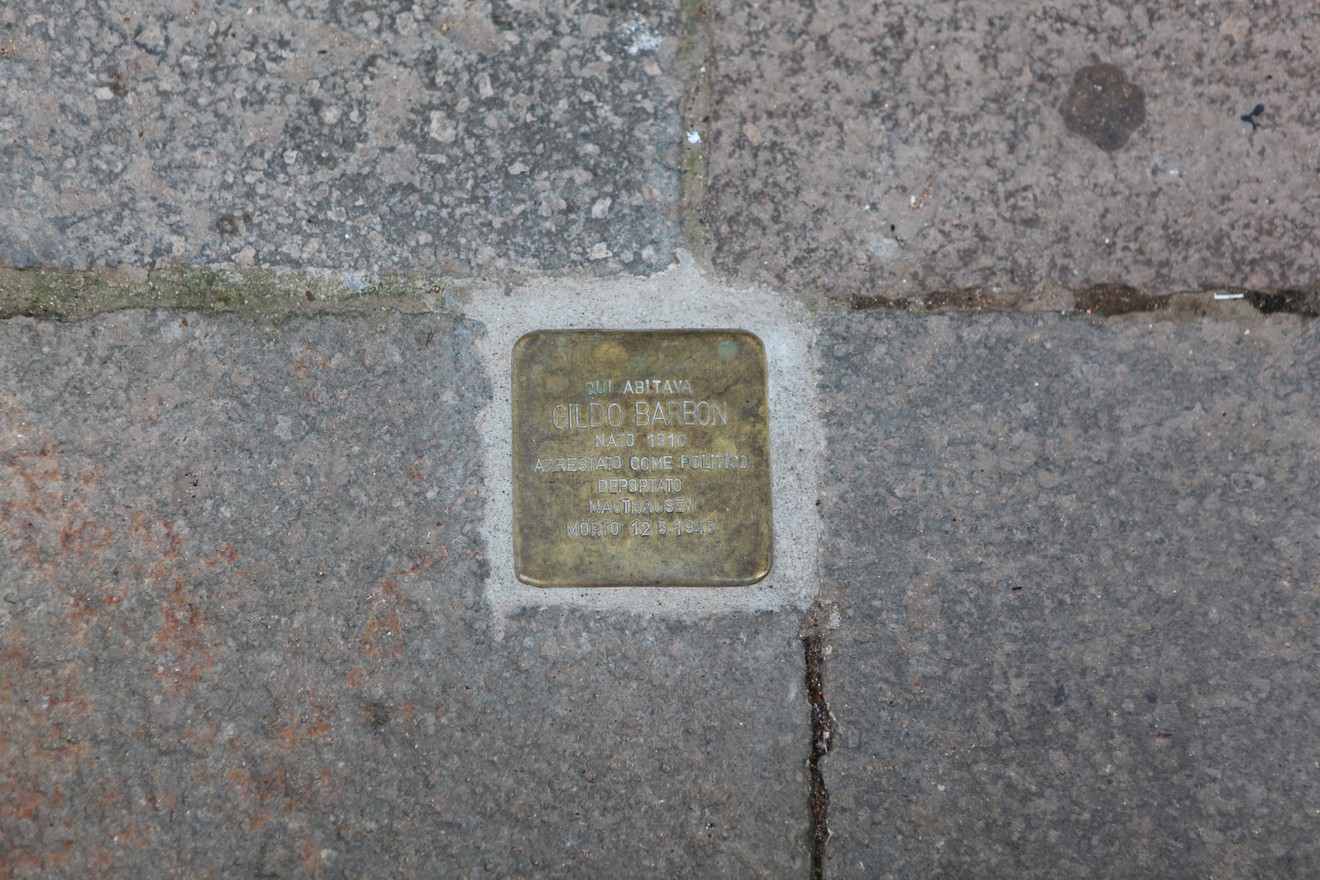 Pietra d'inciampo a Barbon, commemorazione di una vittima della persecuzione durante la storia.