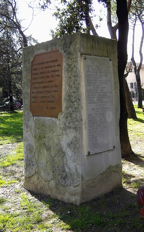 Monumento ai caduti e ai deportati, memoriale dedicato alla memoria delle vittime di conflitti e persecuzioni.