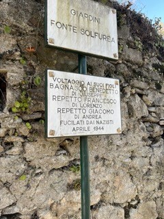 Lapide commemorativa dedicata a Bagnasco e ai Repetto nel contesto della storia locale.
