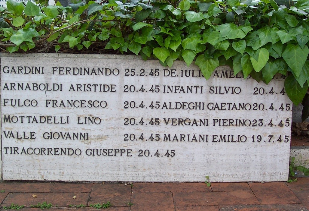Monumento in memoria dei membri dello Squadrone "F" con nomi e date di commemorazione.