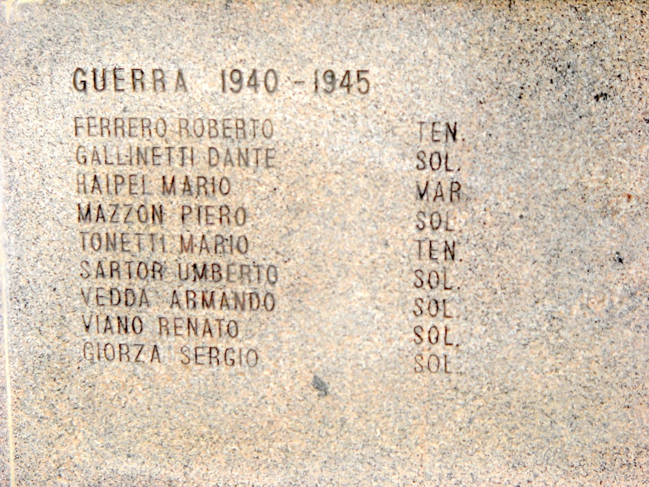 Lapide commemorativa dedicata ai caduti della guerra 1940-1945, con i nomi dei soldati.