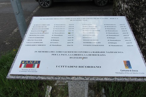 Stele commemorativa dedicata ai martiri dei Boschi di Ciano, con nomi e date di caduta.