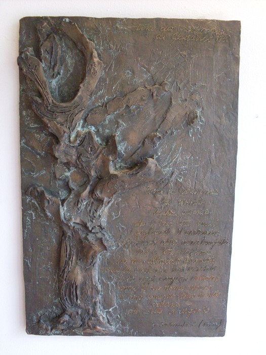 Busto in bronzo raffigurante cervi, dettagliato e scultoreo, su una base di pietra. Decorativo e simbolico.