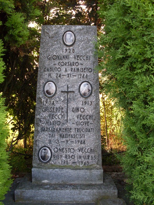 Cippo commemorativo dedicato ai fratelli Vecchi, con iscrizioni che onorano il loro sacrificio.