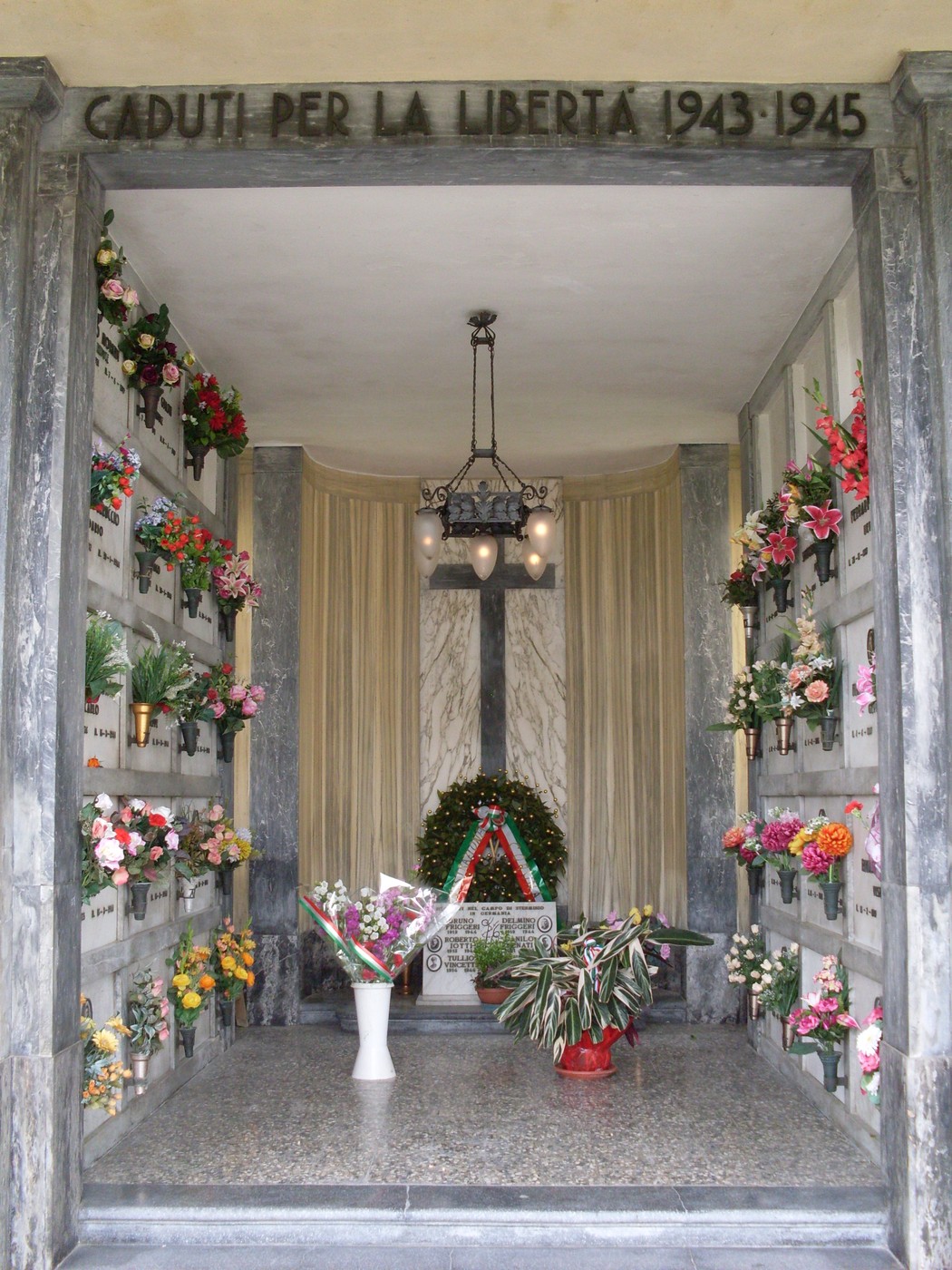 Sacrario dedicato ai caduti per la libertà a Rio Saliceto, commemorazione dei sacrifici tra il 1943 e il 1945.