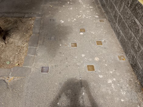 Pietre d'inciampo dedicate alla famiglia Morais-Luisada su un marciapiede.
