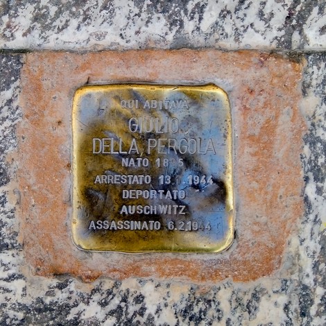 Pietra d'inciampo dedicata a Giulio Della Pergola, commemorativa di un arresto e deportazione ad Auschwitz.